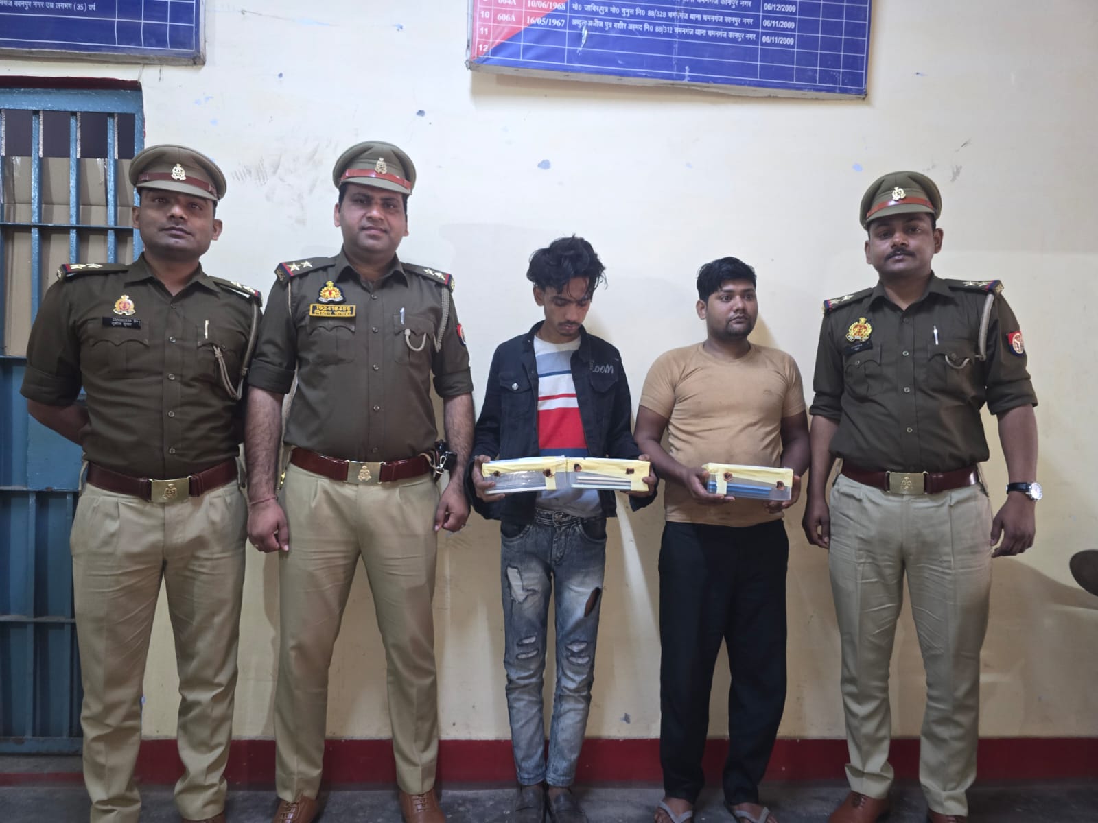 पुलिस की गिरफ्त में आरोपित लूटेरे पुलिस की गिरफ्त में आरोपित लूटेरे