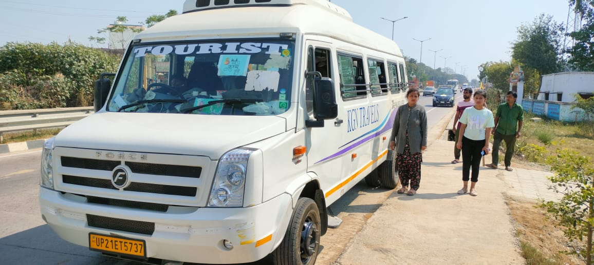 टूरिस्ट बस पर बच्चों ने किया पथराव,माँ बेटे हुए घायल,पुलिस मौके पर टूरिस्ट बस पर बच्चों ने किया पथराव,माँ बेटे हुए घायल,पुलिस मौके पर