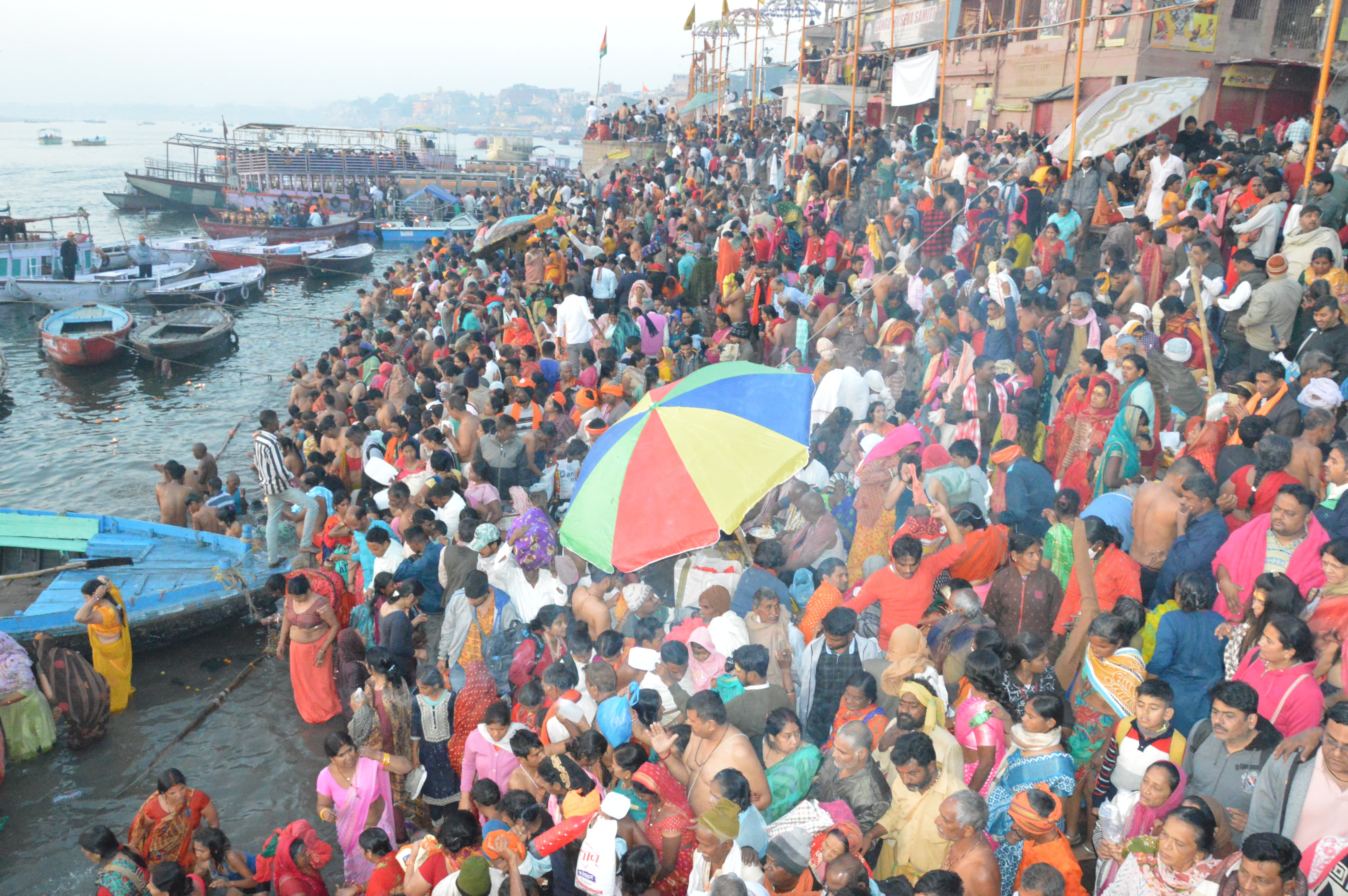 गंगा में डुबकी लगाते श्रद्धालु