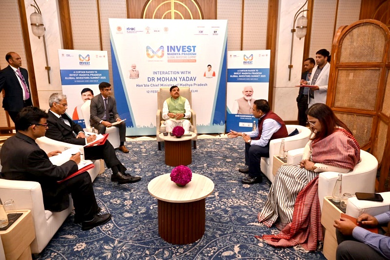 मुख्यमंत्री डॉ. मोहन यादव ने दिल्ली में इन्वेस्ट एमपी कर्टेन रेजर कार्यक्रम में प्रदेश में निवेश संभावनाओं पर निवेशकों से वन-टू-वन चर्चा की। मुख्यमंत्री डॉ. मोहन यादव ने दिल्ली में इन्वेस्ट एमपी कर्टेन रेजर कार्यक्रम में प्रदेश में निवेश संभावनाओं पर निवेशकों से वन-टू-वन चर्चा की।