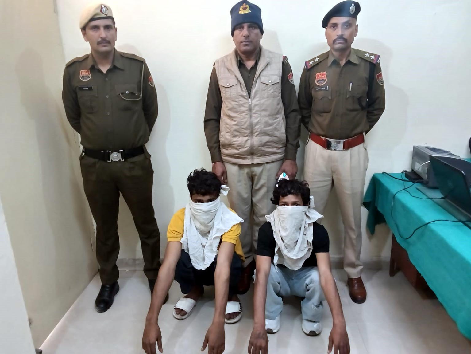 फतेहाबाद। पुलिस गिरफ्त में पकड़े गए दोनों युवक। फतेहाबाद। पुलिस गिरफ्त में पकड़े गए दोनों युवक।