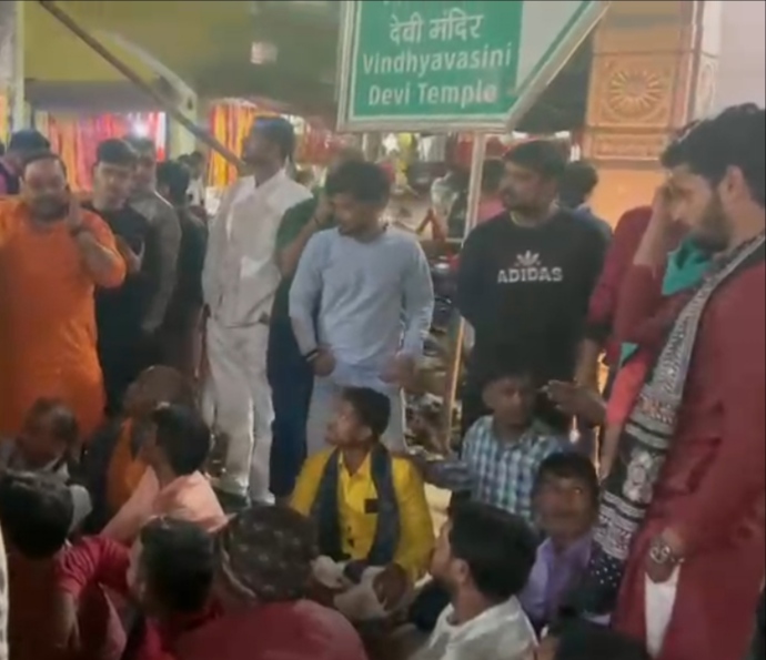 डाइवर्जन नीति के खिलाफ धरना देते स्थानीय दुकानदार। डाइवर्जन नीति के खिलाफ धरना देते स्थानीय दुकानदार।
