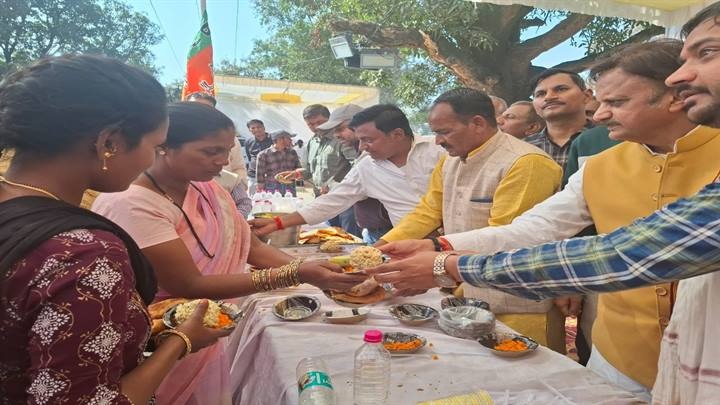 उप मुख्यमंत्री शुक्ल ने महाकुंभ तीर्थ यात्रियों को भोजन और पानी का किया वितरण उप मुख्यमंत्री शुक्ल ने महाकुंभ तीर्थ यात्रियों को भोजन और पानी का किया वितरण