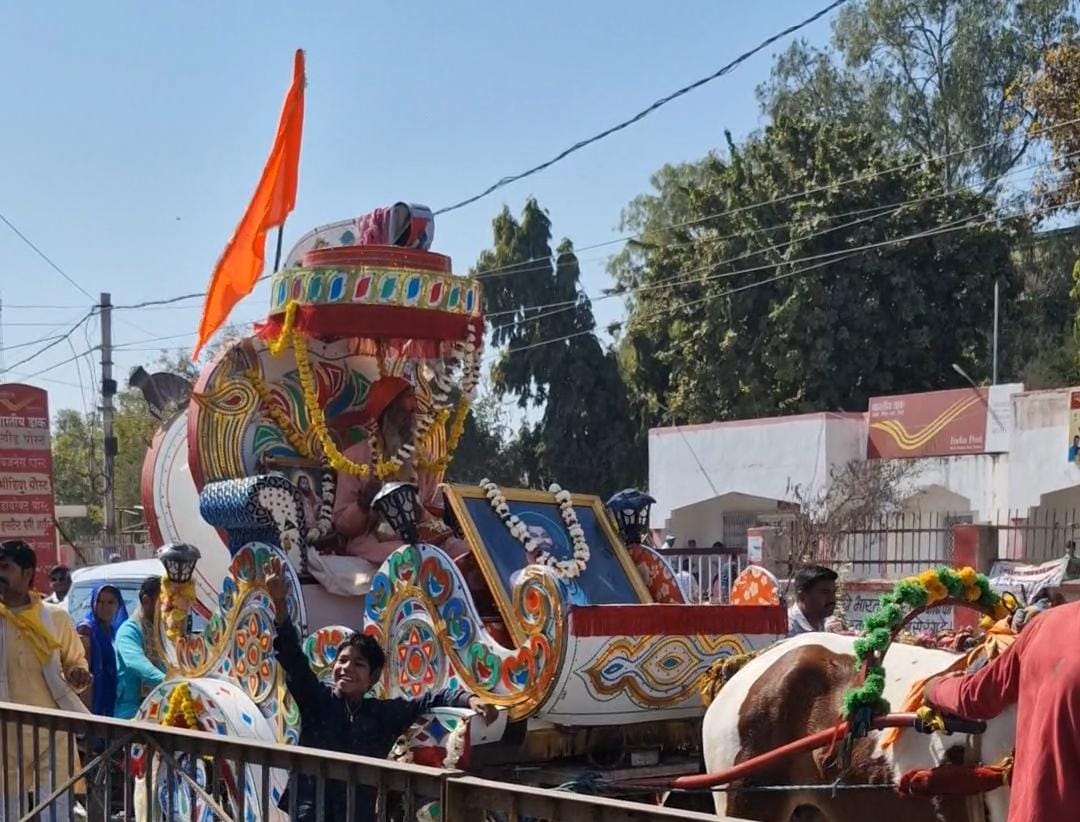 निकला चलसमारोह, जगह-जगह पुष्पवर्षा कर स्वागत निकला चलसमारोह, जगह-जगह पुष्पवर्षा कर स्वागत