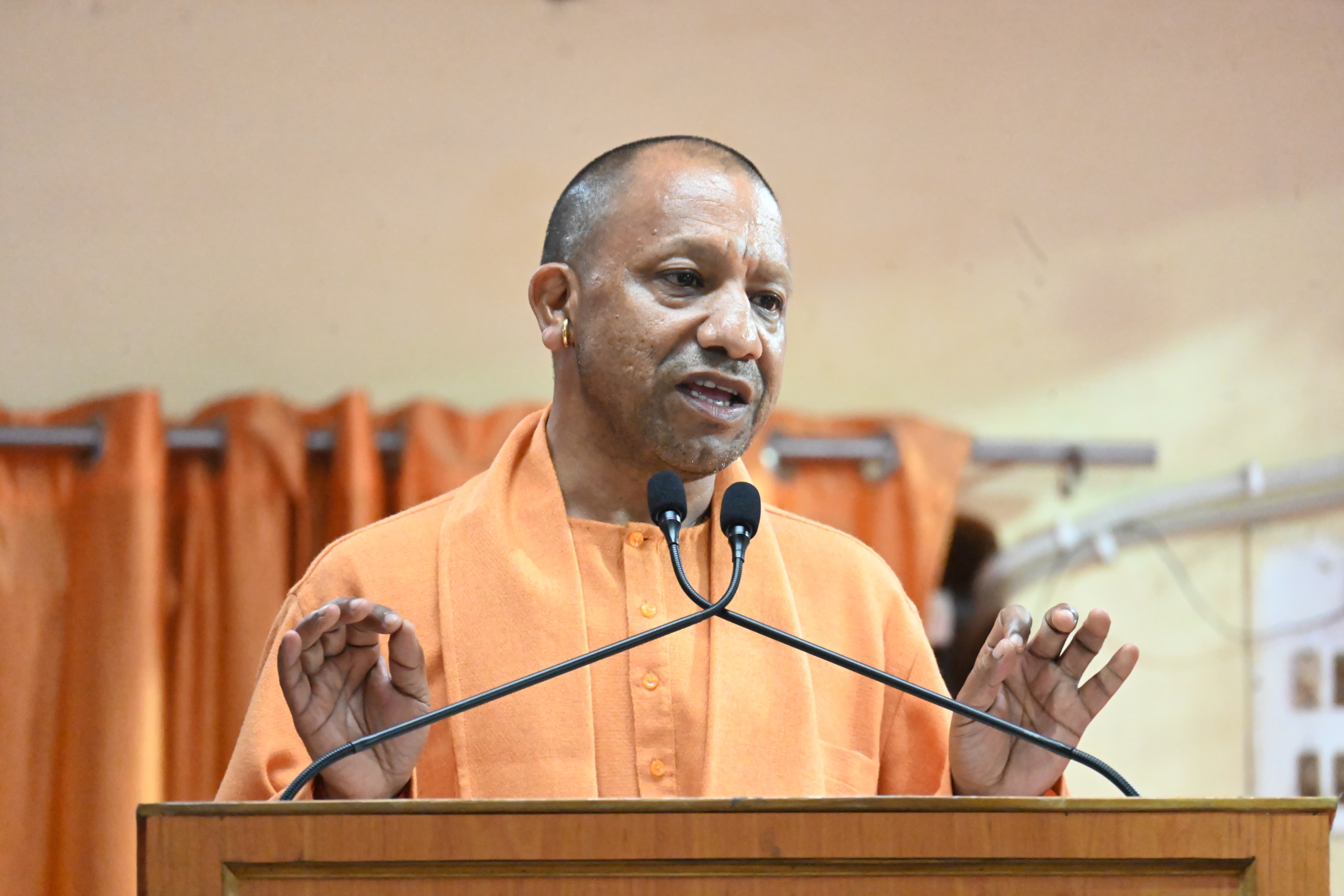 गोरखनाथ मंदिर के महंत दिग्विजयनाथ स्मृति भवन में हुआ श्रृंगेरी शारदा पीठ के जगद्गुरु शंकराचार्य विधुशेखर भारती जी का शंकर वचन कार्यक्रम* गोरखनाथ मंदिर के महंत दिग्विजयनाथ स्मृति भवन में हुआ श्रृंगेरी शारदा पीठ के जगद्गुरु शंकराचार्य विधुशेखर भारती जी का शंकर वचन कार्यक्रम*