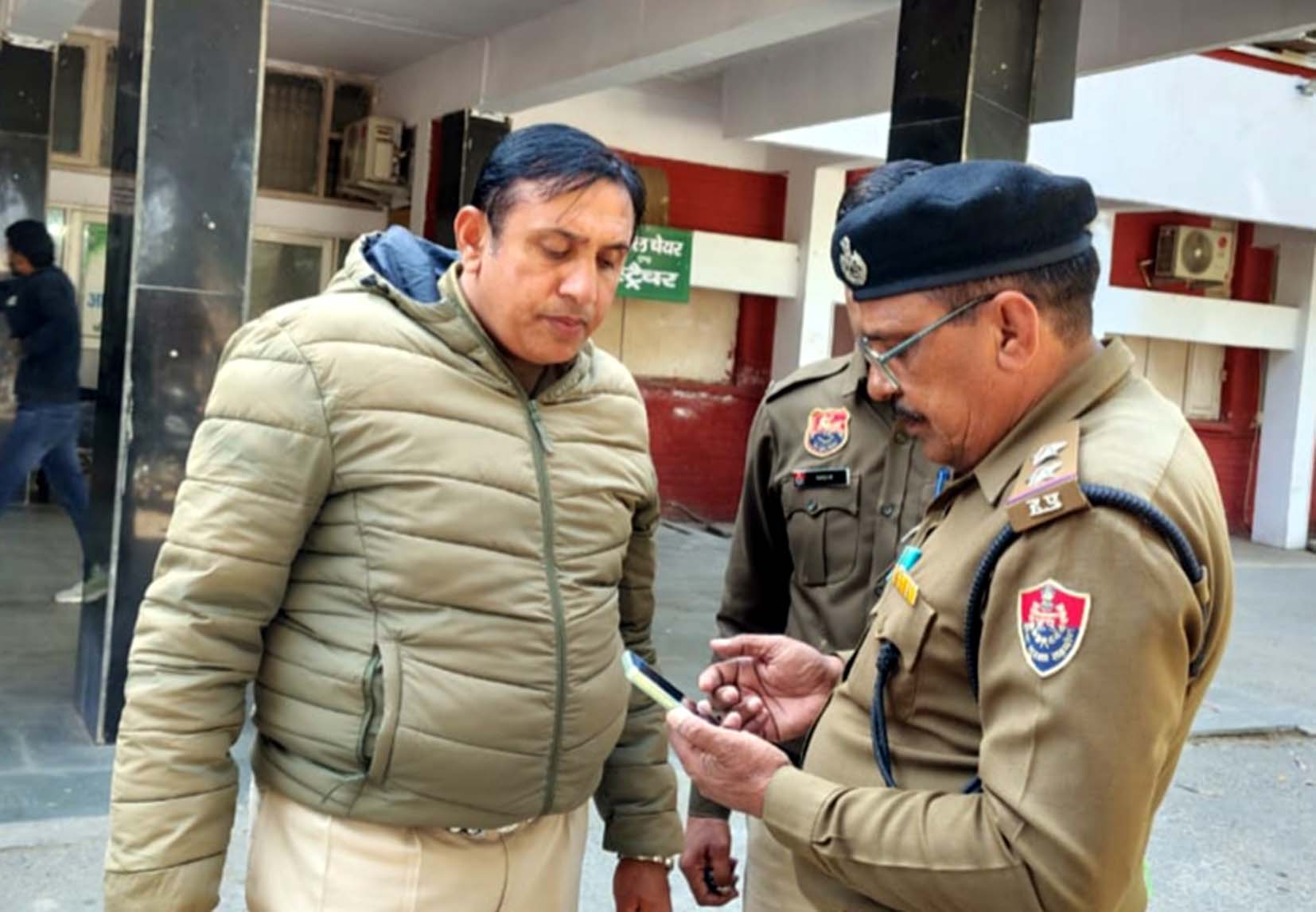 नागरिक अस्पताल में जांच करती पुलिस।