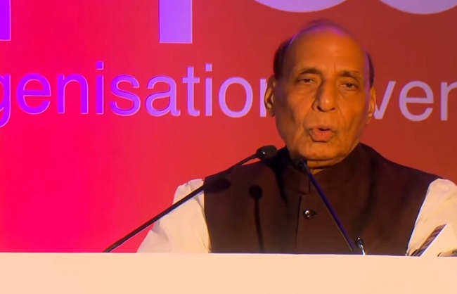 'एयरो इंडिया' के समापन समारोह को संबोधित करते रक्षा मंत्री राजनाथ सिंह 'एयरो इंडिया' के समापन समारोह को संबोधित करते रक्षा मंत्री राजनाथ सिंह