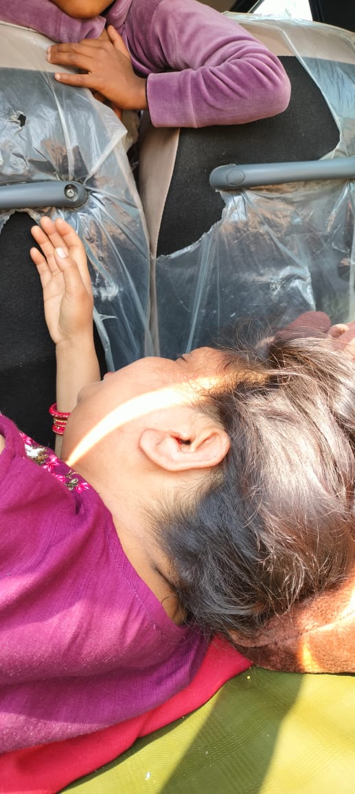 टूरिस्ट बस पर बच्चों ने किया  पथराव,माँ बेटे हुए घायल,पुलिस मौके पर