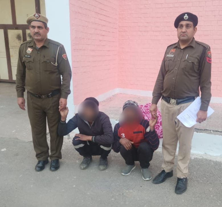 चोरी के दो पुरुष आरोपी पुलिस हिरासत में चोरी के दो पुरुष आरोपी पुलिस हिरासत में
