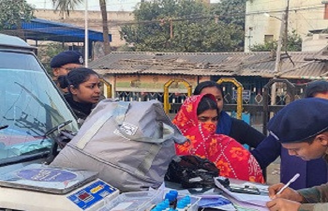 गिरफ्तार महिला गिरफ्तार महिला