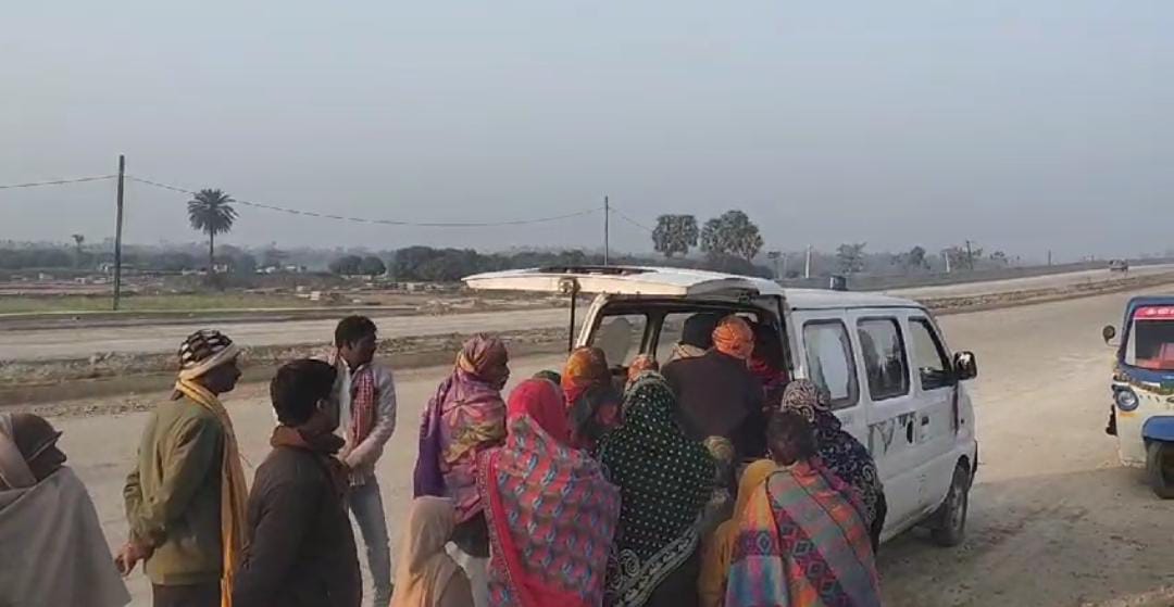 घायल को अस्पताल ले जाते लोग घायल को अस्पताल ले जाते लोग