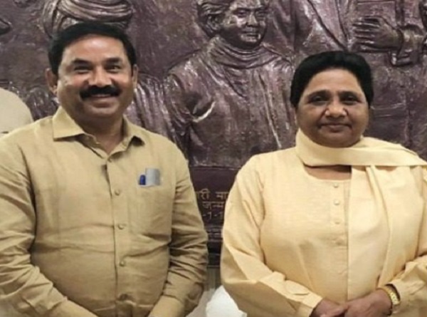 मायावती और डा. अशोक की फाेटाे मायावती और डा. अशोक की फाेटाे