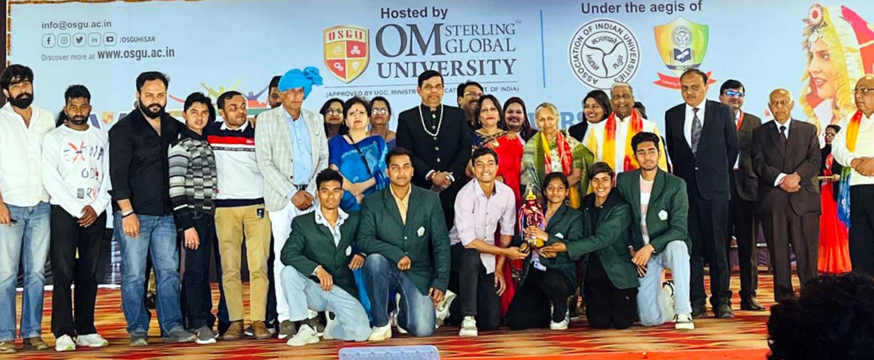इंटर यूनिवर्सिटी नॉर्थ वेस्ट जोन यूथ फेस्टिवल में मुख्यातिथि के साथ विजेता प्रतिभागी। इंटर यूनिवर्सिटी नॉर्थ वेस्ट जोन यूथ फेस्टिवल में मुख्यातिथि के साथ विजेता प्रतिभागी।