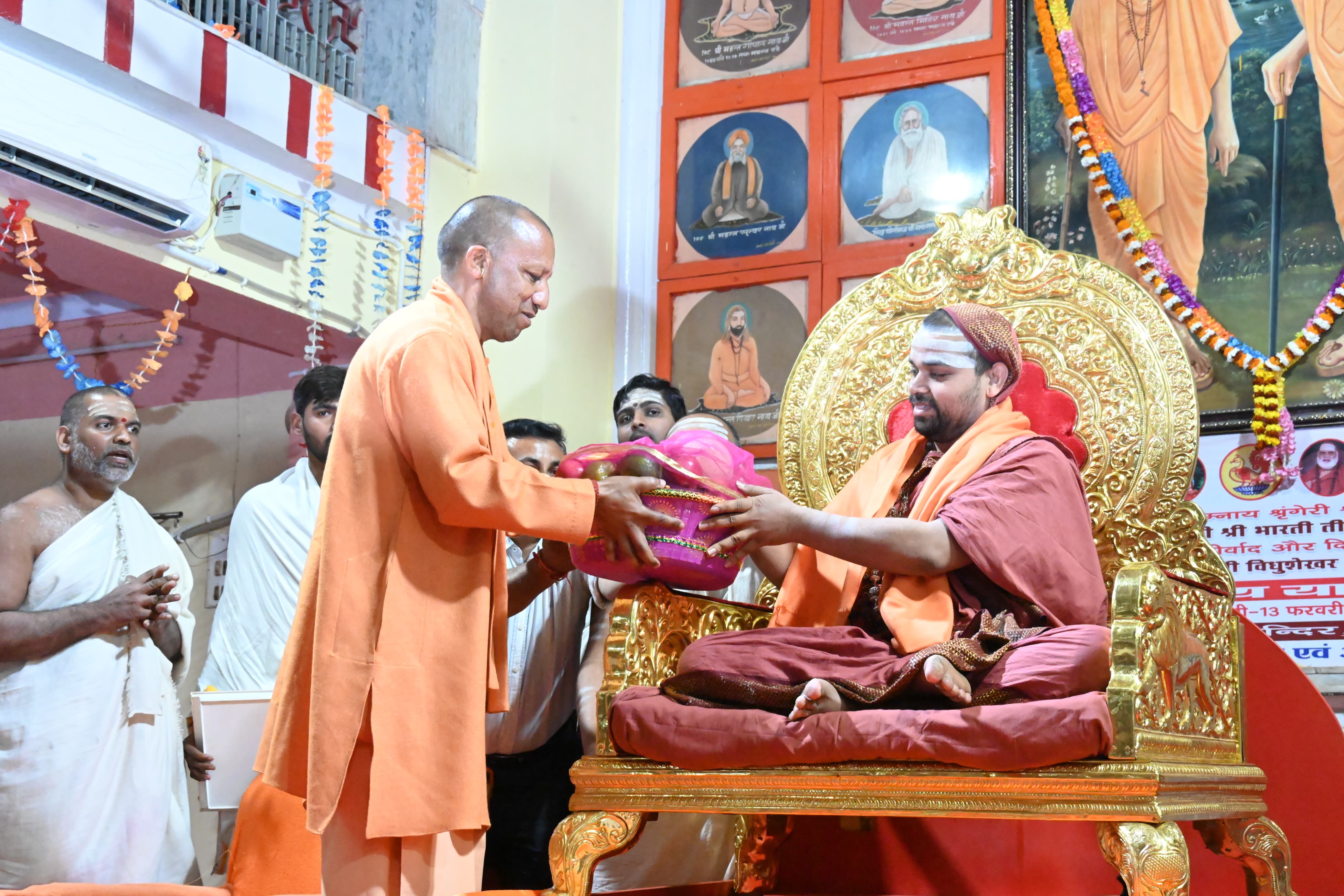 गोरखनाथ मंदिर के महंत दिग्विजयनाथ स्मृति भवन में हुआ श्रृंगेरी शारदा पीठ के जगद्गुरु शंकराचार्य विधुशेखर भारती जी का शंकर वचन कार्यक्रम* गोरखनाथ मंदिर के महंत दिग्विजयनाथ स्मृति भवन में हुआ श्रृंगेरी शारदा पीठ के जगद्गुरु शंकराचार्य विधुशेखर भारती जी का शंकर वचन कार्यक्रम*