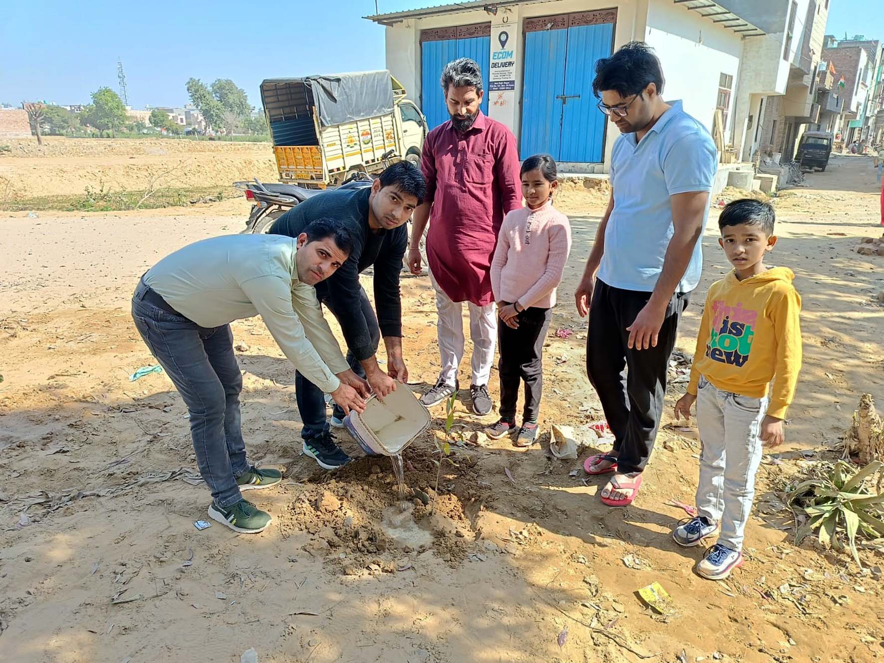 महाबीर कॉलोनी में पौधारोपण करते क्षेत्रवासी। महाबीर कॉलोनी में पौधारोपण करते क्षेत्रवासी।