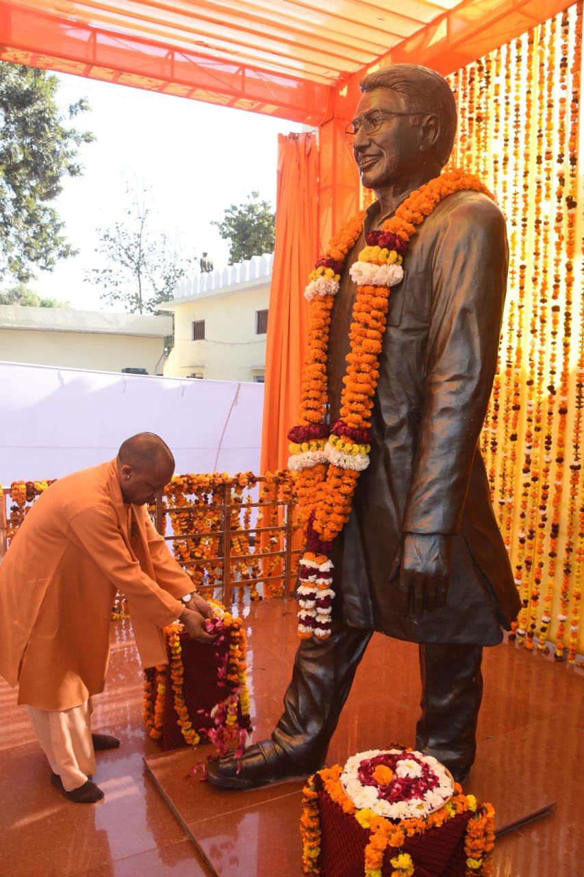 चौधरी अजित की प्रतिमा पर पुष्प अर्पित करते मुख्यमंत्री चौधरी अजित की प्रतिमा पर पुष्प अर्पित करते मुख्यमंत्री
