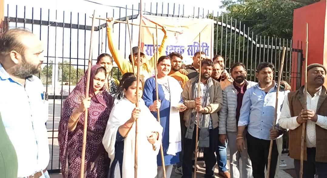 लट्ठ पूजन करते पदाधिकारी लट्ठ पूजन करते पदाधिकारी