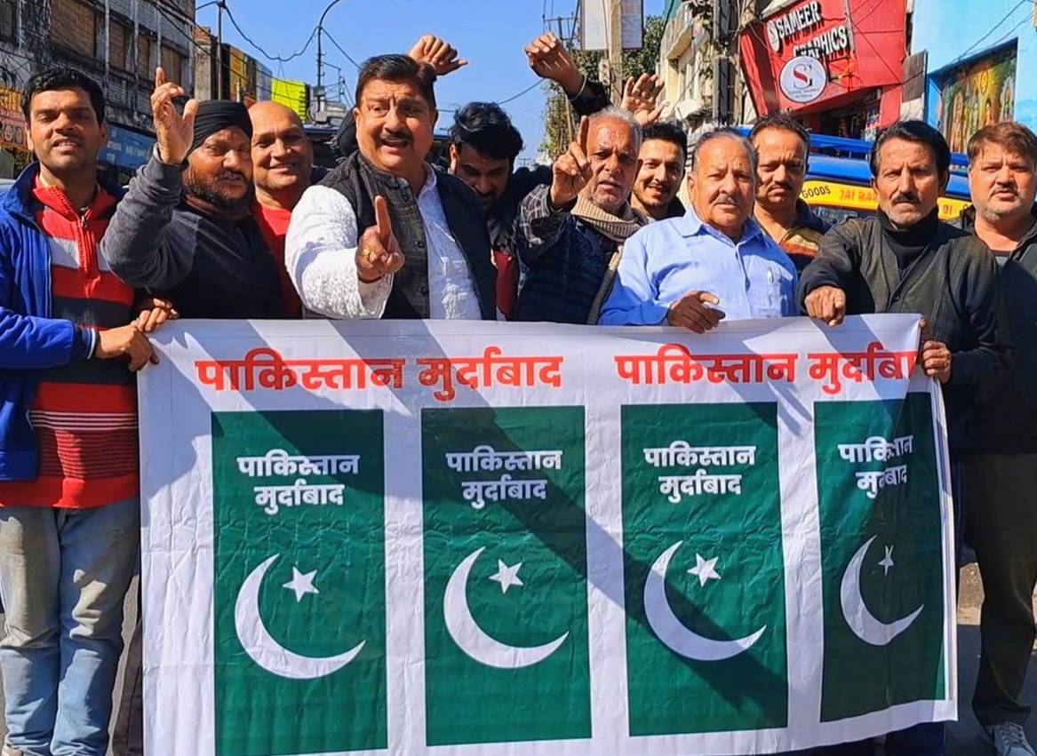 अखनूर में हुए आईईडी विस्फोट में सेना के जवानों की शहादत पर जम्मू में विरोध प्रदर्शन अखनूर में हुए आईईडी विस्फोट में सेना के जवानों की शहादत पर जम्मू में विरोध प्रदर्शन