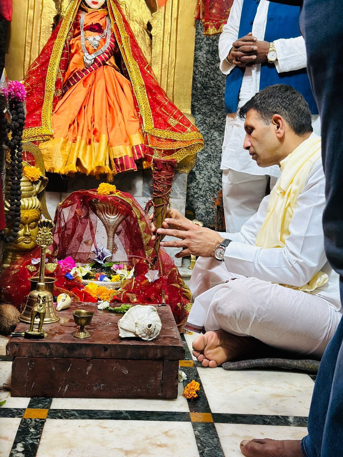 माॅ नर्मदा मंदिर में पूजन करते जीतू पटवारी माॅ नर्मदा मंदिर में पूजन करते जीतू पटवारी
