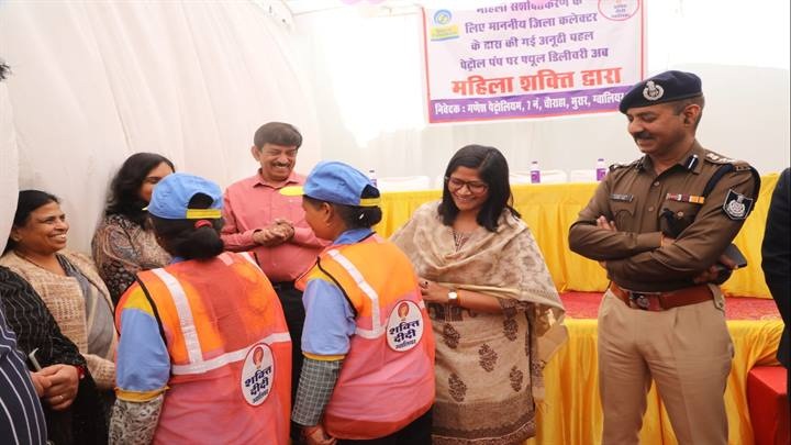 शक्ति दीदियों ने पेट्रोल पम्पों पर संभाला फ्यूल डिलेवरी वर्कर का मोर्चा शक्ति दीदियों ने पेट्रोल पम्पों पर संभाला फ्यूल डिलेवरी वर्कर का मोर्चा