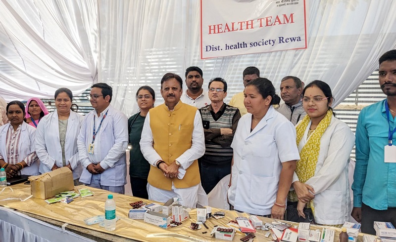 उप मुख्यमंत्री शुक्ल ने महाकुंभ तीर्थ यात्रियों को भोजन और पानी का किया वितरण उप मुख्यमंत्री शुक्ल ने महाकुंभ तीर्थ यात्रियों को भोजन और पानी का किया वितरण