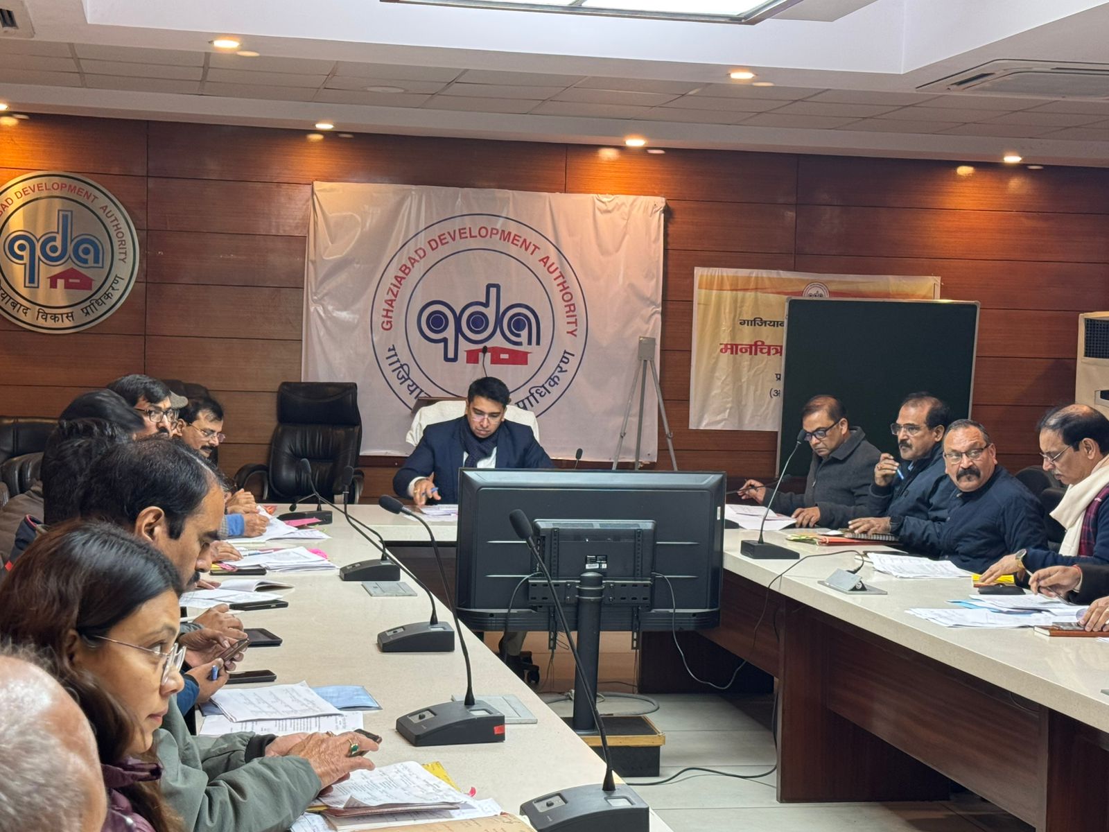 बैठक लेते जीडीए उपाध्यक्ष बैठक लेते जीडीए उपाध्यक्ष