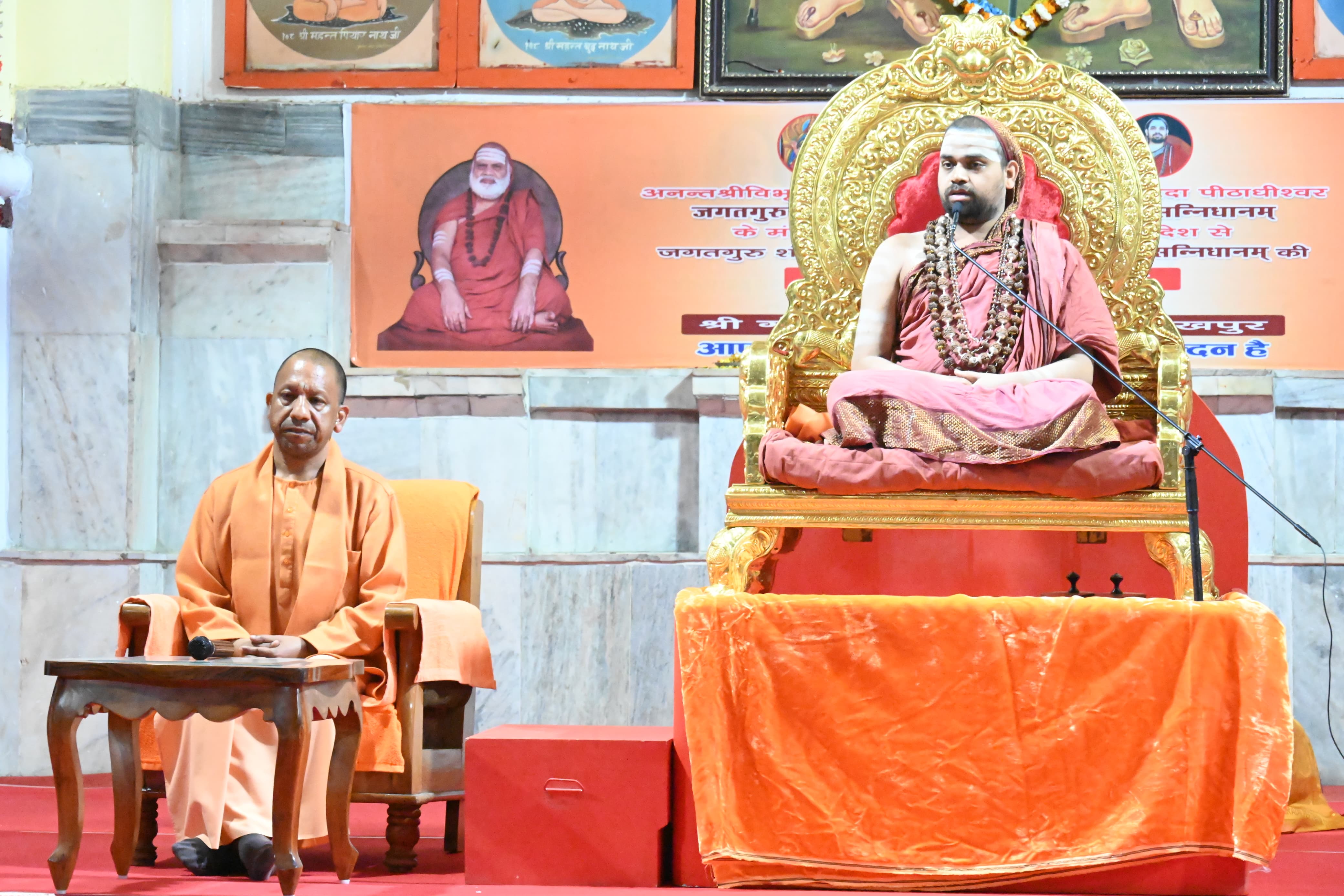 गोरखनाथ मंदिर के महंत दिग्विजयनाथ स्मृति भवन में हुआ श्रृंगेरी शारदा पीठ के जगद्गुरु शंकराचार्य विधुशेखर भारती जी का शंकर वचन कार्यक्रम* गोरखनाथ मंदिर के महंत दिग्विजयनाथ स्मृति भवन में हुआ श्रृंगेरी शारदा पीठ के जगद्गुरु शंकराचार्य विधुशेखर भारती जी का शंकर वचन कार्यक्रम*