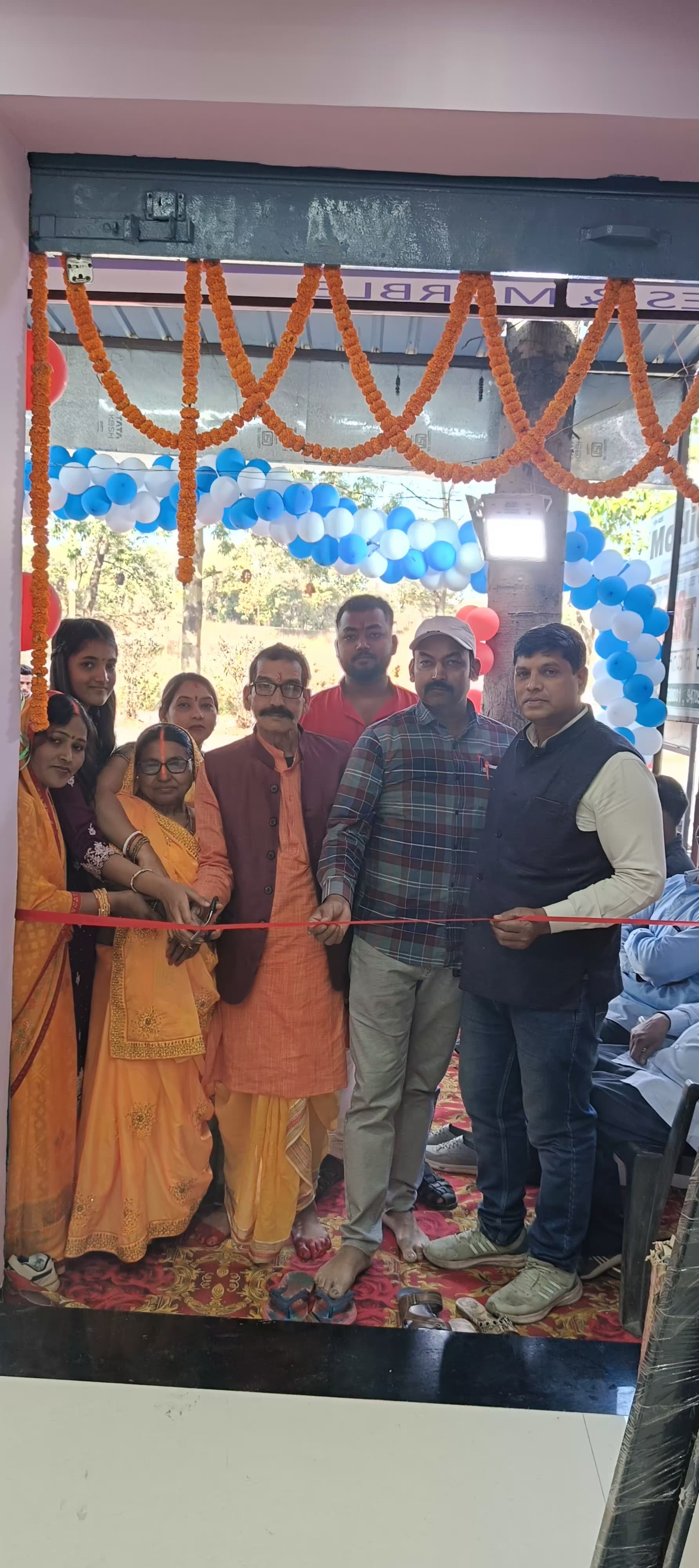प्रतिष्ठा का उद्घाटन करते अतिथि प्रतिष्ठा का उद्घाटन करते अतिथि