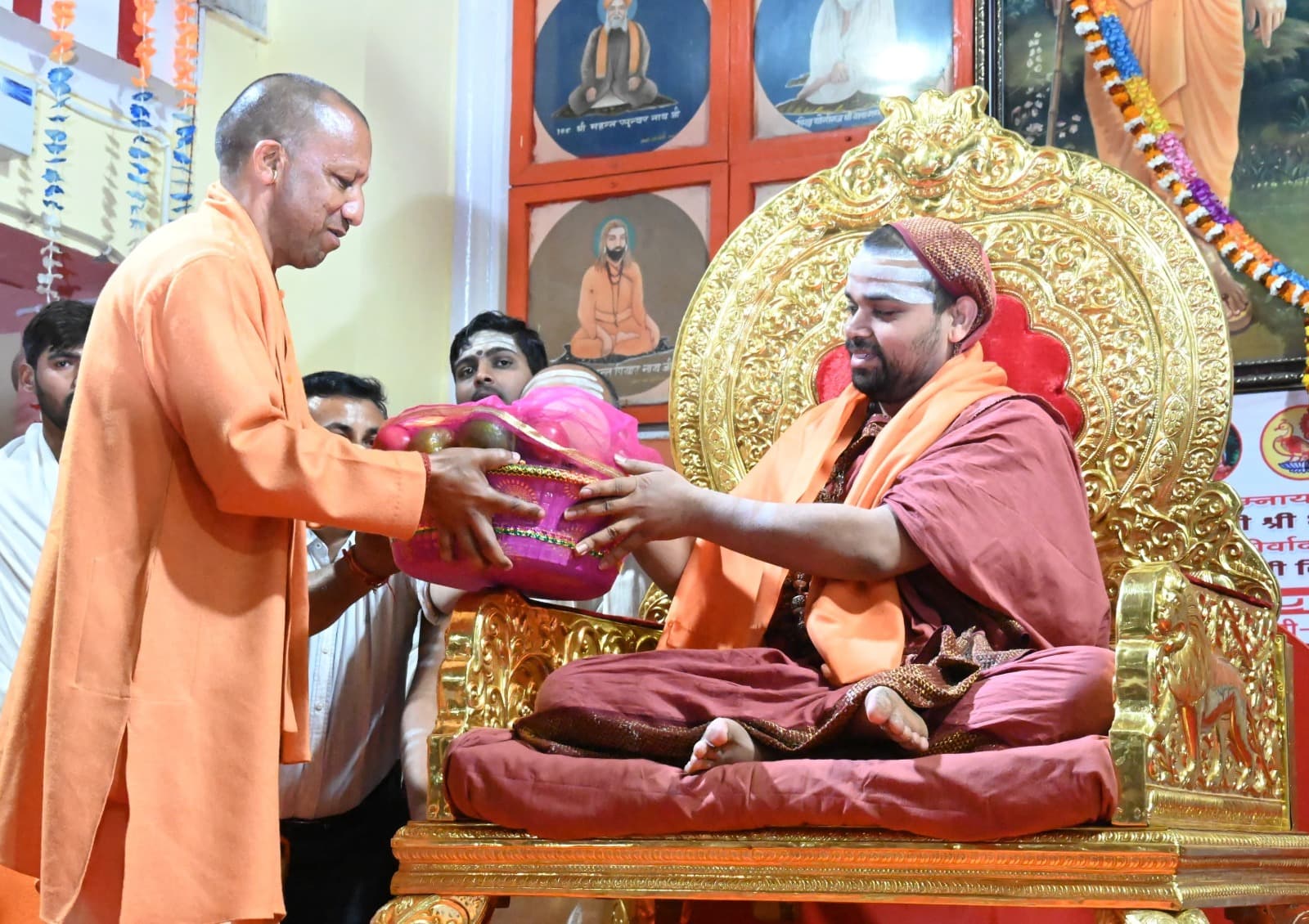 गोरखनाथ मंदिर के महंत दिग्विजयनाथ स्मृति भवन में हुआ श्रृंगेरी शारदा पीठ के जगद्गुरु शंकराचार्य विधुशेखर भारती जी का शंकर वचन कार्यक्रम* गोरखनाथ मंदिर के महंत दिग्विजयनाथ स्मृति भवन में हुआ श्रृंगेरी शारदा पीठ के जगद्गुरु शंकराचार्य विधुशेखर भारती जी का शंकर वचन कार्यक्रम*