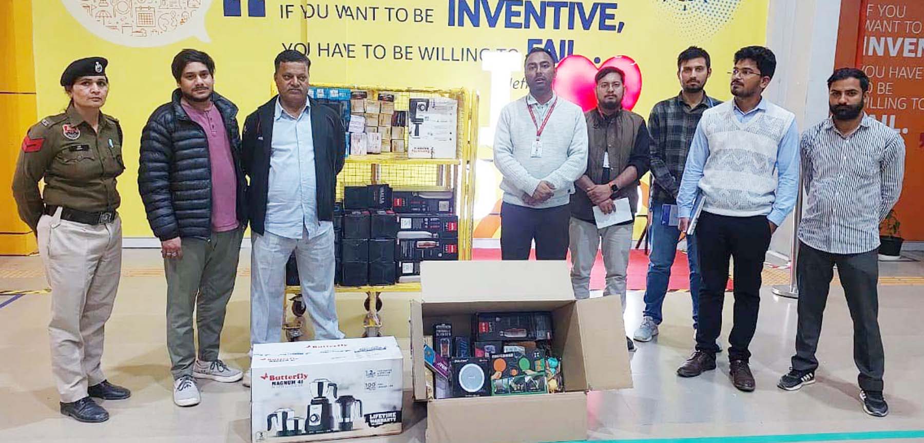 फोटो नंबर-01: गुरुग्राम में अमेजन के वेयर हाउस पर छापेमारी के दौरान भारतीय मानक ब्यूरो की टीम द्वारा जब्त किया गया सामान व मौजूद टीम। फोटो नंबर-01: गुरुग्राम में अमेजन के वेयर हाउस पर छापेमारी के दौरान भारतीय मानक ब्यूरो की टीम द्वारा जब्त किया गया सामान व मौजूद टीम।