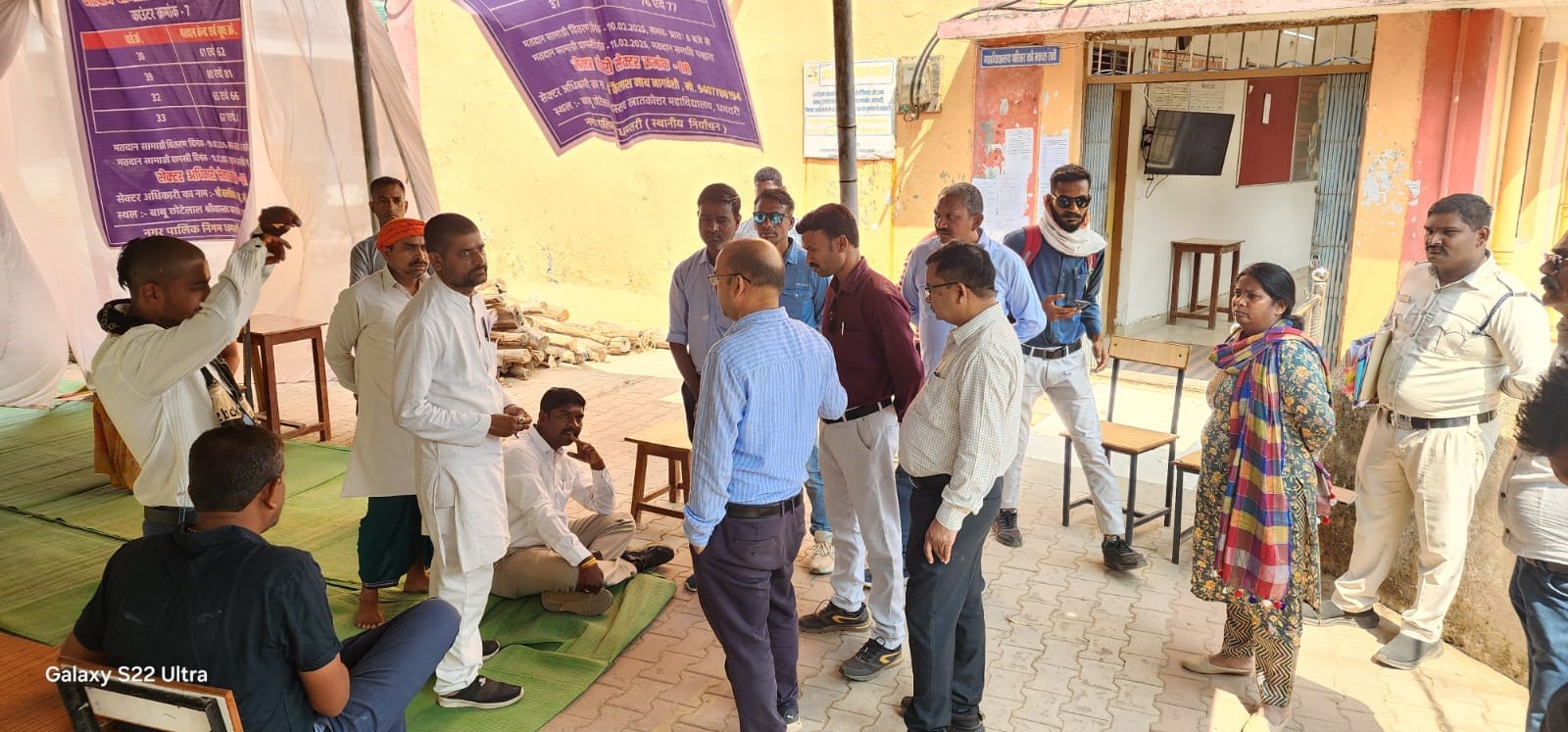 स्ट्रांग रूम के बाहर हंगामा करते हुए कांग्रेसी, निर्दलीय प्रत्याशी व उपस्थित अधिकारी। स्ट्रांग रूम के बाहर हंगामा करते हुए कांग्रेसी, निर्दलीय प्रत्याशी व उपस्थित अधिकारी।