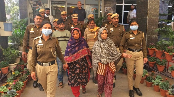 पूर्वी दिल्ली से बच्चे को अपहृत कर अलीगढ़ में बेचने के मामले में गिरफ्तार चारों आरोपित पुलिस हिरासत में पूर्वी दिल्ली से बच्चे को अपहृत कर अलीगढ़ में बेचने के मामले में गिरफ्तार चारों आरोपित पुलिस हिरासत में