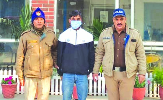 पुलिस गिरफ्त में आरोपित पुलिस गिरफ्त में आरोपित