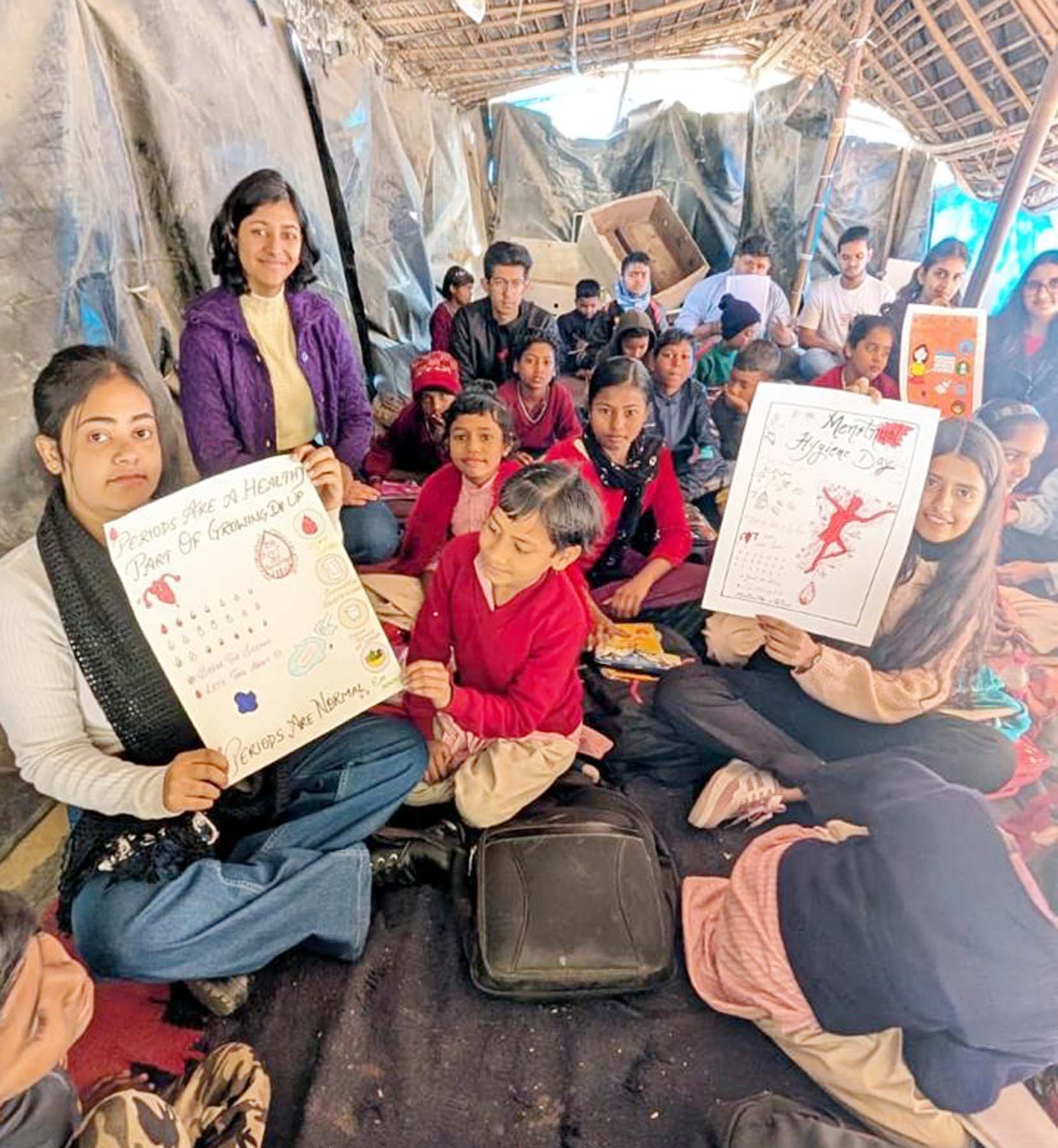 फोटो नंबर-02: गुरुग्राम में सामाजिक इंटर्नशिप के तहत बालिकाओं को जागरुक करते विद्यार्थी। फोटो नंबर-02: गुरुग्राम में सामाजिक इंटर्नशिप के तहत बालिकाओं को जागरुक करते विद्यार्थी।