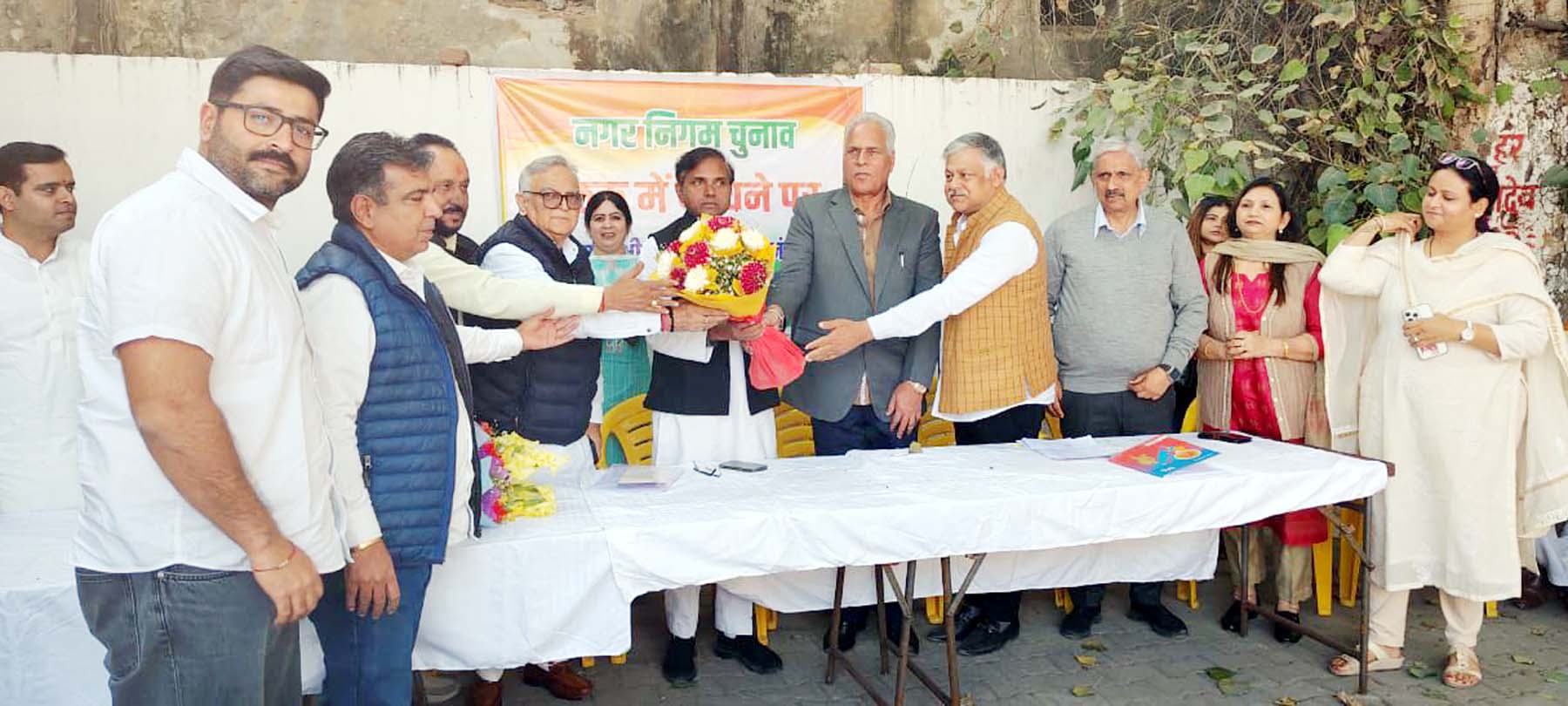 फोटो नंबर-04: गुरुग्राम में नगर निगम चुनाव को लेकर बैठक में हरियाणा सहप्रभारी जितेंद्र बघेल का स्वागत करते स्थानीय नेता। फोटो नंबर-04: गुरुग्राम में नगर निगम चुनाव को लेकर बैठक में हरियाणा सहप्रभारी जितेंद्र बघेल का स्वागत करते स्थानीय नेता।