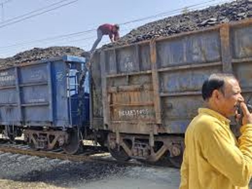 दमोह में कोयले से भरी मालगाड़ी में लगी आग दमोह में कोयले से भरी मालगाड़ी में लगी आग