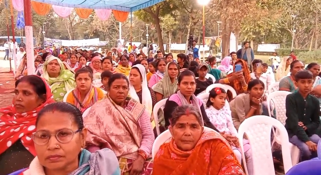 कार्यक्रम के दौरान महिलाये कार्यक्रम के दौरान महिलाये