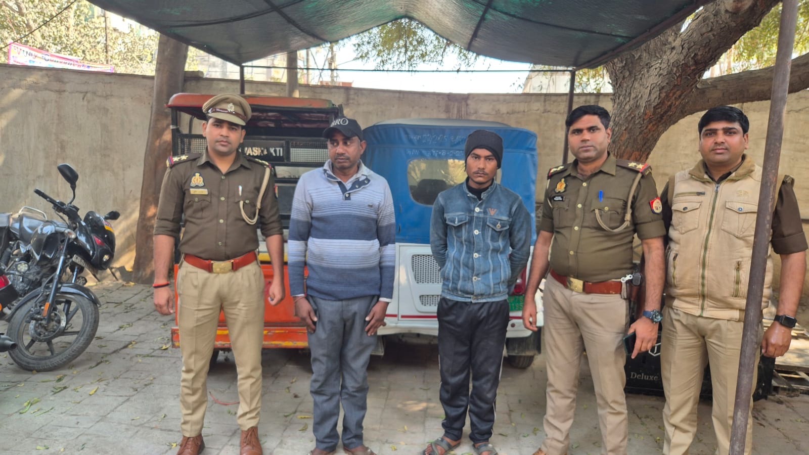 पुलिस की गिरफ्त में शातिर चोर पुलिस की गिरफ्त में शातिर चोर