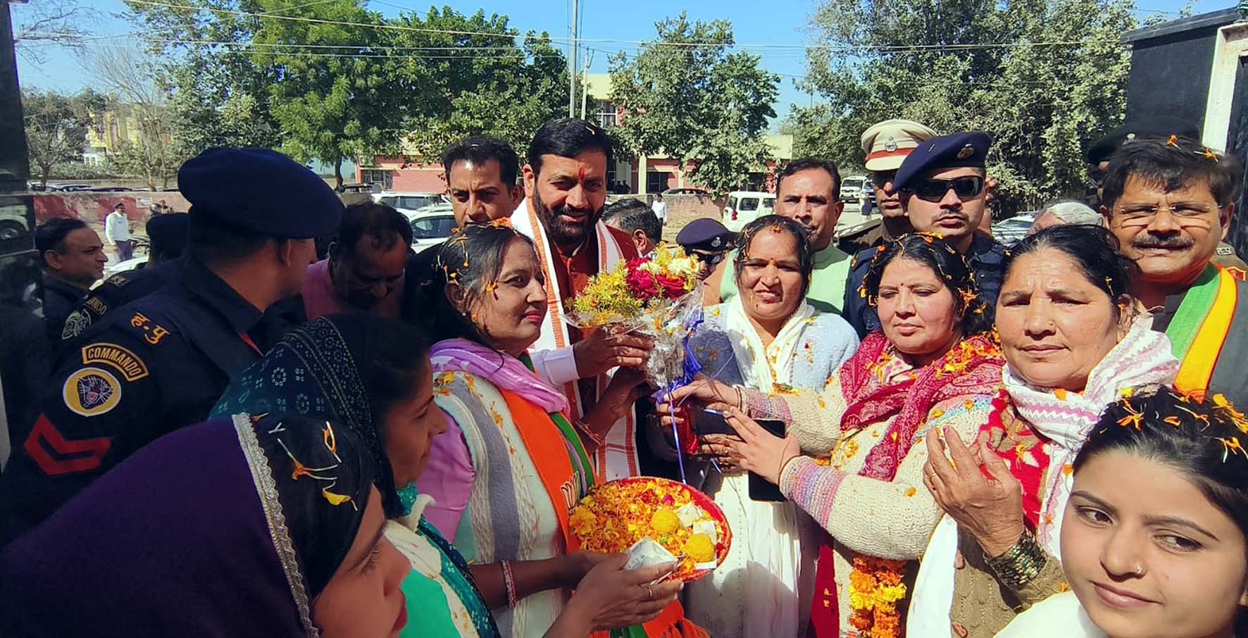 कार्यालय पहुंचने पर मुख्यमंत्री नायब सैनी का स्वागत करते कार्यकर्ता। कार्यालय पहुंचने पर मुख्यमंत्री नायब सैनी का स्वागत करते कार्यकर्ता।
