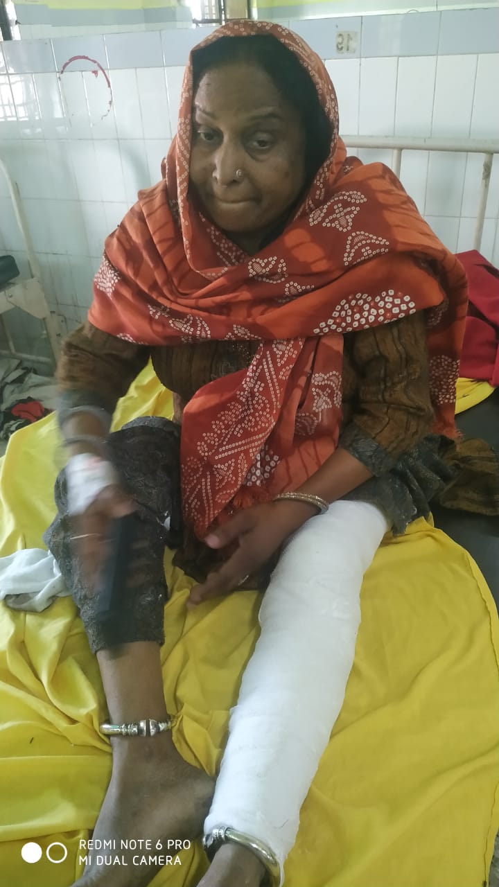 प्रयागराज से श्रद्धालुओं को लेकर अयोध्या जा रही मिनी बस ट्रेलर से टकराई दो की मौत 12 घायल