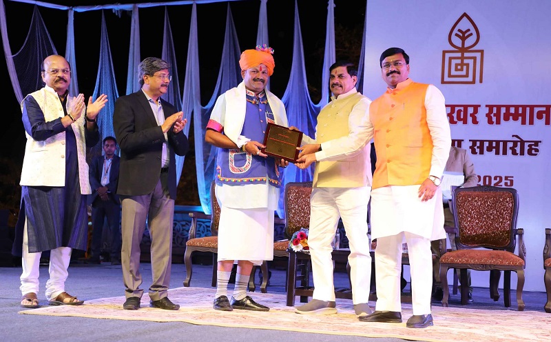 मुख्यमंत्री डॉ.मोहन यादव ने भारत भवन में राज्य शिखर सम्मान अलंकरण समारोह में विभूतियों को अलंकृत किया