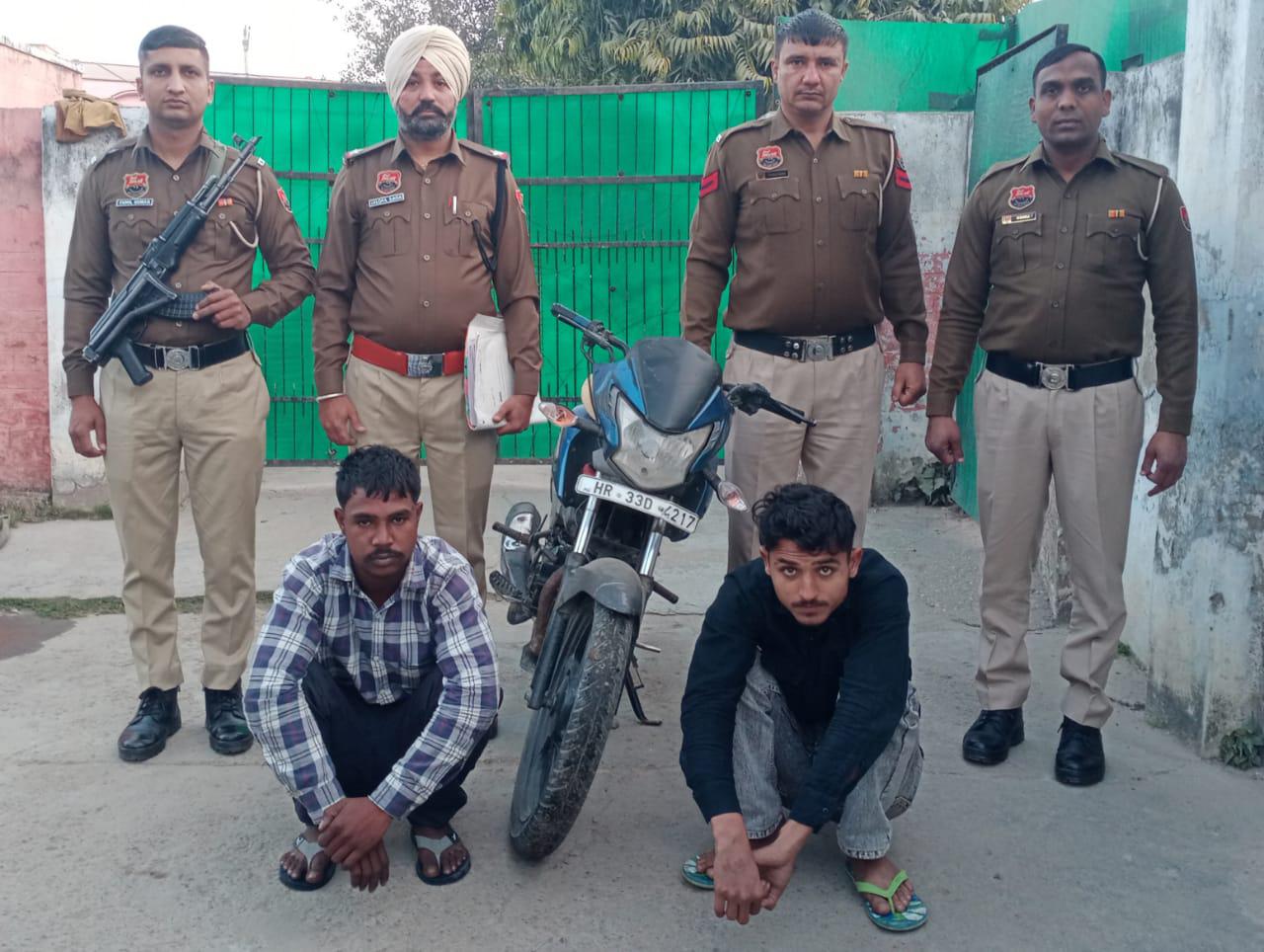 पुलिस गिरफ्त में दोनों आरोपित। पुलिस गिरफ्त में दोनों आरोपित।