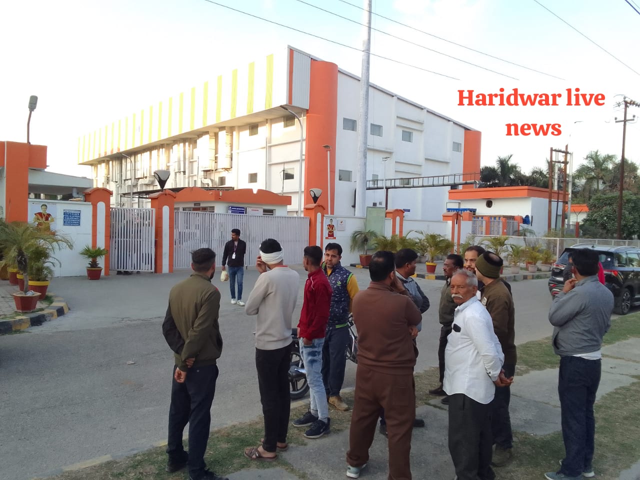 घटनास्थल पर मौजूद लोग घटनास्थल पर मौजूद लोग