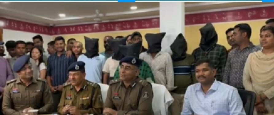 डकैती के मामले का खुलासा करते रायपुर रेंज आईजी अमरेश मिश्रा और पुलिस टीम
