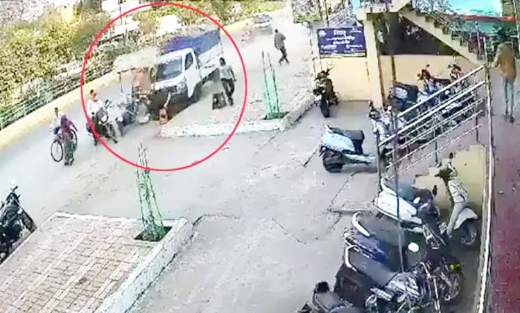 तेल रफ्तार पिकअप ने लाेगाें काे टक्कर मारने के बाद खंभे से टकराई तेल रफ्तार पिकअप ने लाेगाें काे टक्कर मारने के बाद खंभे से टकराई