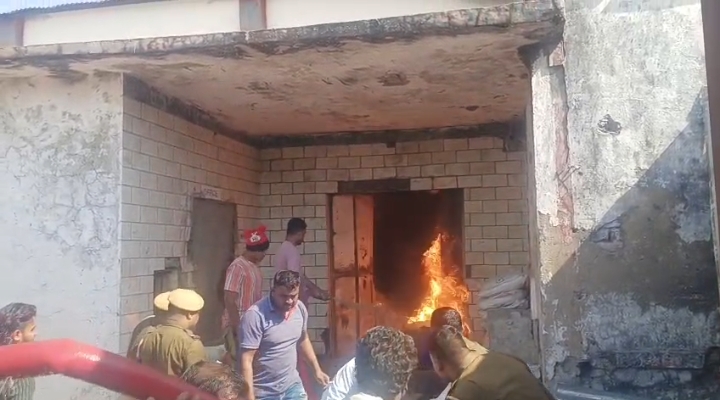 फैक्ट्री में लगी आग को बुझते दमकल कर्मी फैक्ट्री में लगी आग को बुझते दमकल कर्मी