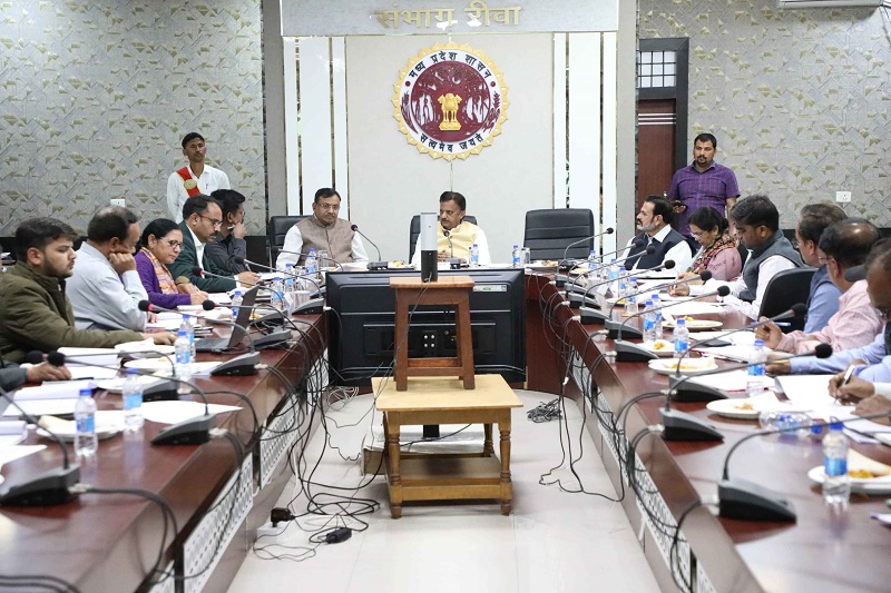 उप मुख्यमंत्री ने की संभाग स्तरीय बैठक में स्वास्थ्य सुविधाओं की समीक्षा उप मुख्यमंत्री ने की संभाग स्तरीय बैठक में स्वास्थ्य सुविधाओं की समीक्षा