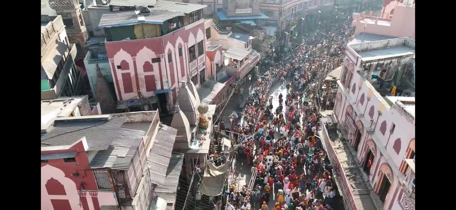 भीड़ नियंत्रण करते अफसर भीड़ नियंत्रण करते अफसर