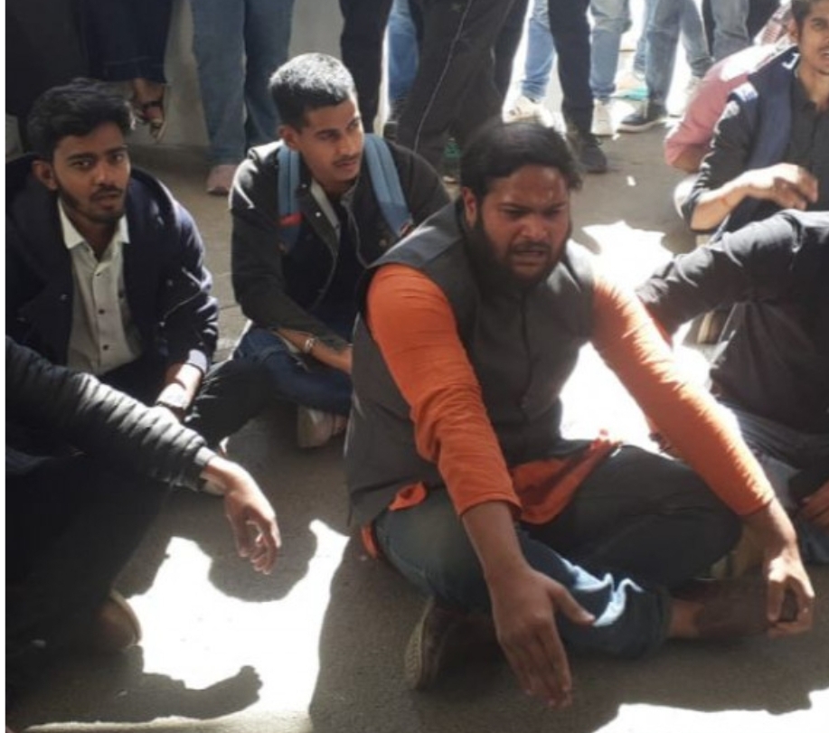 हंगामा करते छात्र हंगामा करते छात्र