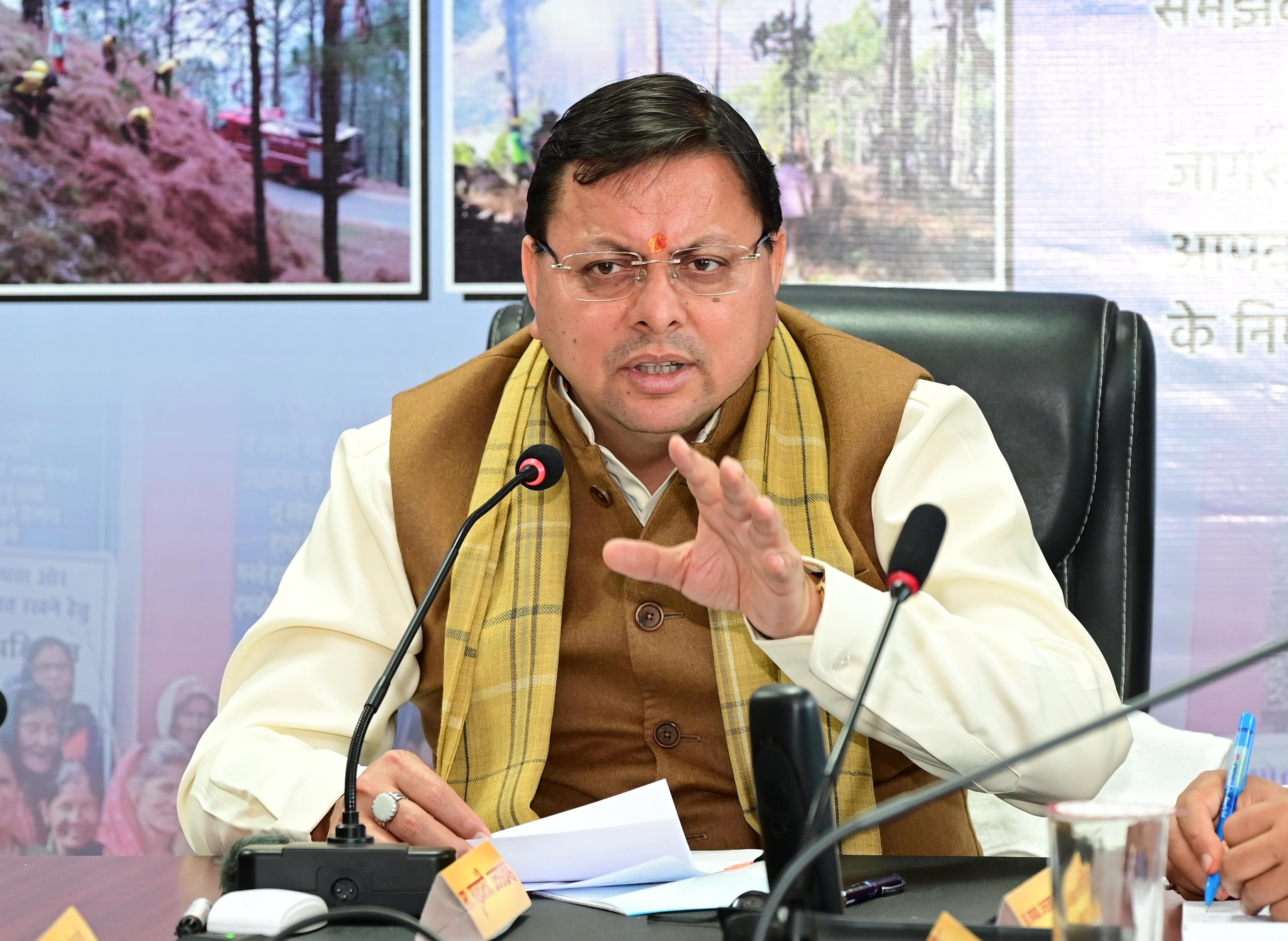 मुख्यमंत्री पुष्कर सिंह धामी वनाग्नि नियंत्रण मॉक ड्रिल का अवलोकन करते। मुख्यमंत्री पुष्कर सिंह धामी वनाग्नि नियंत्रण मॉक ड्रिल का अवलोकन करते।